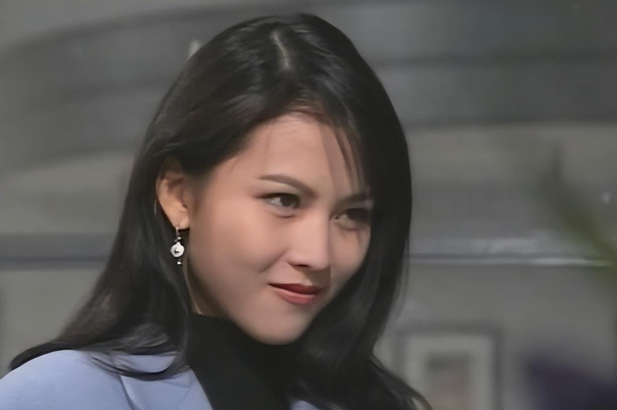 张敏 23岁张敏遇上24岁周慧敏,这10位女星的20几岁,美得不可一世