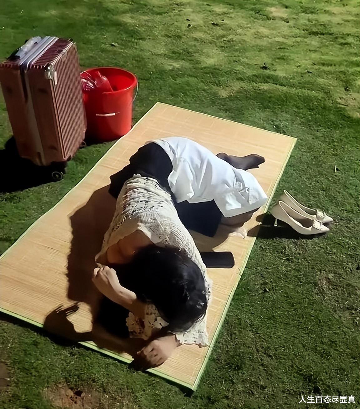 女子拖着行李睡草地,和男友吵架被赶出家门:想拿我的工资给彩礼