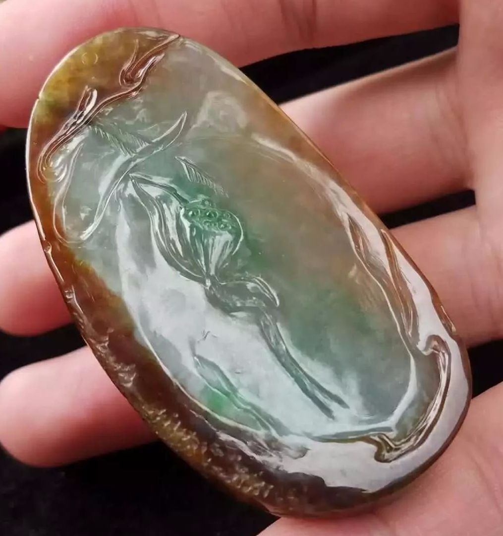 翡翠|被豪主扔掉的边角料，没想到竟是块三彩翡翠，拾起精雕后悔莫及！