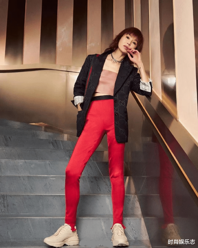 张曼玉|张曼玉活出自我!穿露脐装玩打碟,可惜下崔的脸颊都挡不住衰老!