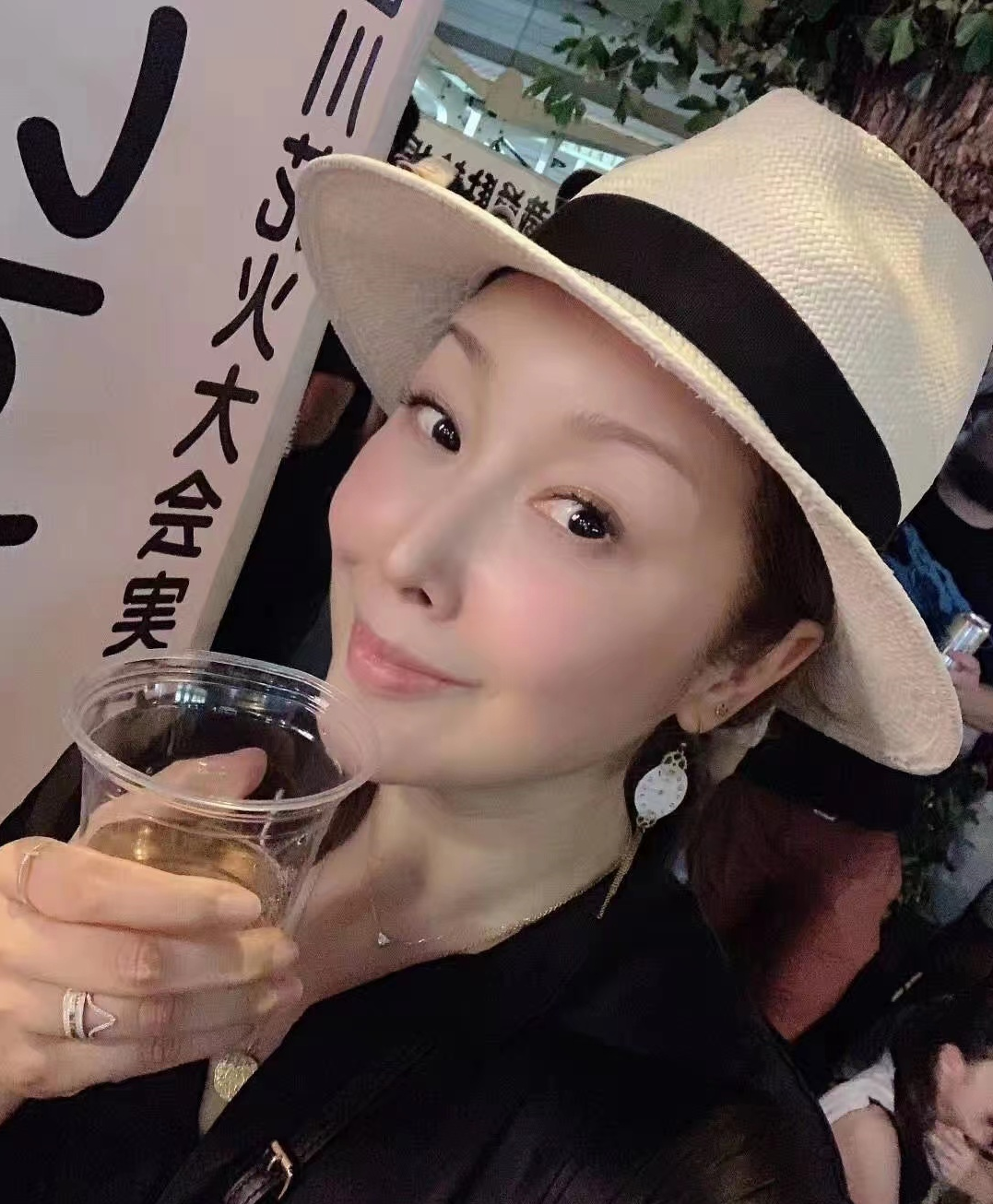 孙悦|49岁孙悦不顾疫情上海街头遛狗,坐轮椅行动不便,嫁富商豪宅曝光