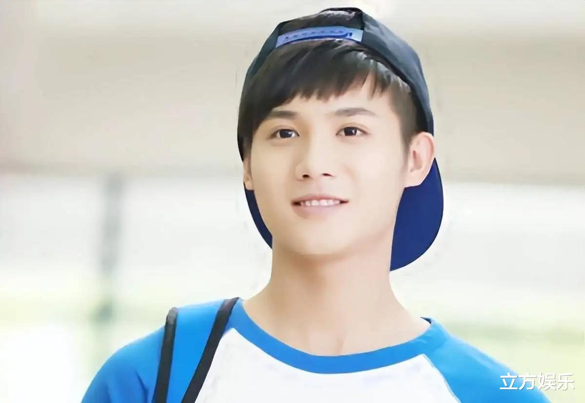 郑业成|郑业成喝醉被搀扶上车,短袖外衣多年不换,还被调侃酒量太差!