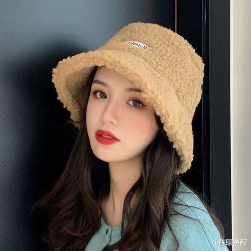 帽子 会戴帽子的女人不显老!开春用2招搭出好气质,妈妈辈可照搬