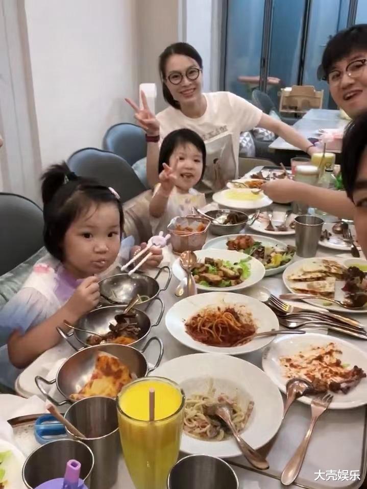 王祖蓝|王祖蓝和吴敏霞举办家庭聚会,他们带着孩子出去玩,并在一起聚餐