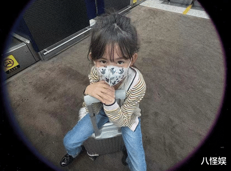 旅行|多多晒姐弟三人旅行照，多妹自己拿行李，和弟弟都表现得好乖巧