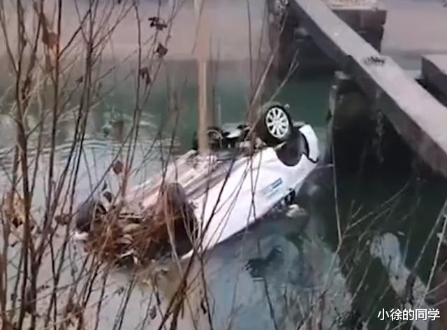 揪心！湖南一轿车不慎坠河致2人身亡，现场情况曝光