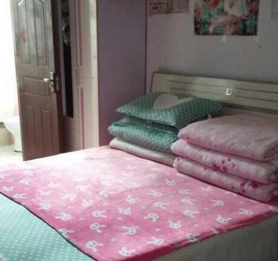 离婚的女人被娘家嫌弃,独自带女儿租房住,厨房太小,还没厕所大