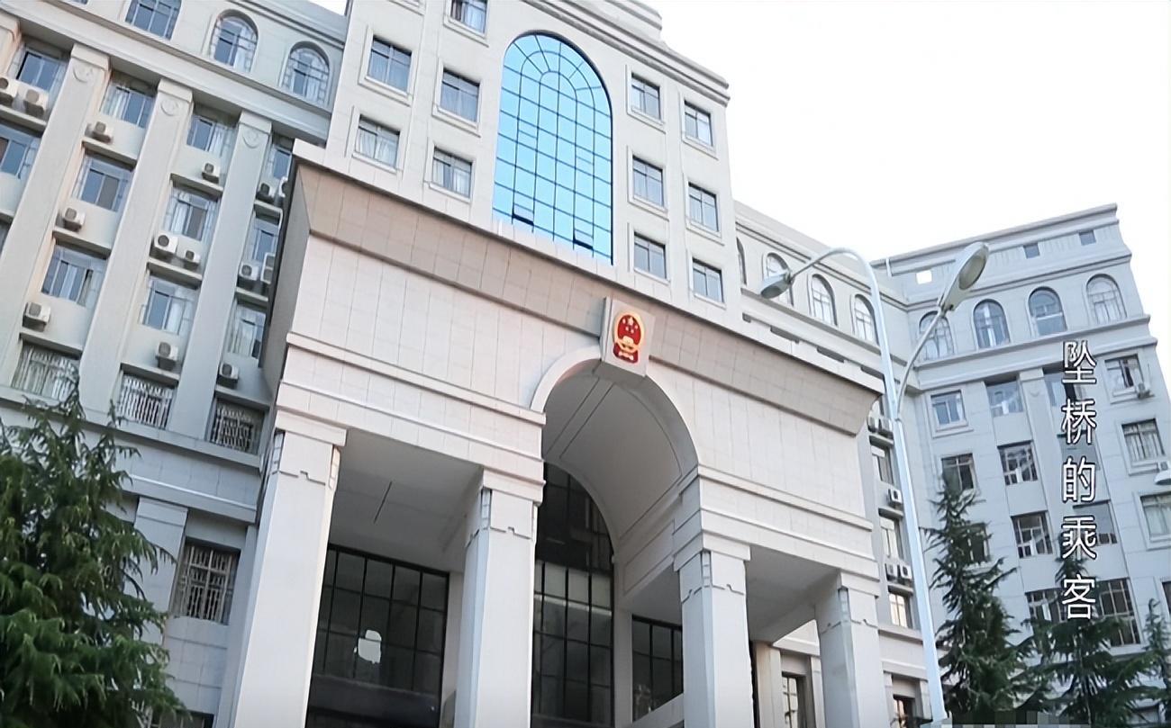 2016年,武汉女乘客想吐要求停车,转眼竟坠桥身亡,家属索赔95万