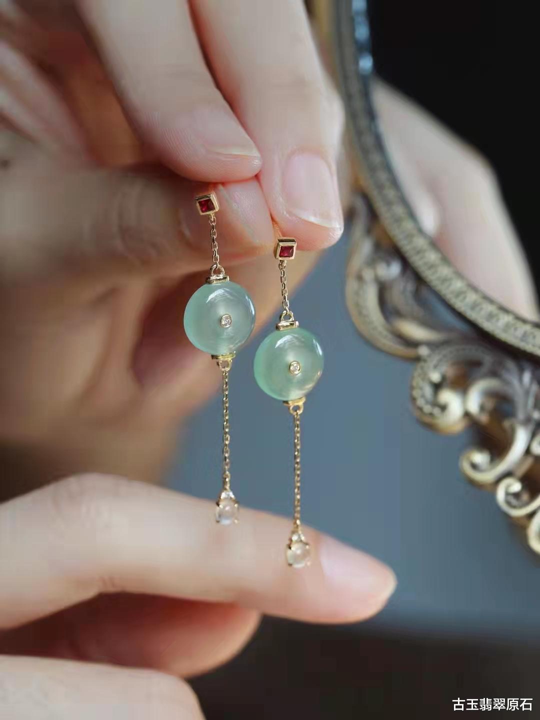 翡翠|这种翡翠能表现出雨过天晴的湖水之美,你知道它是谁吗?