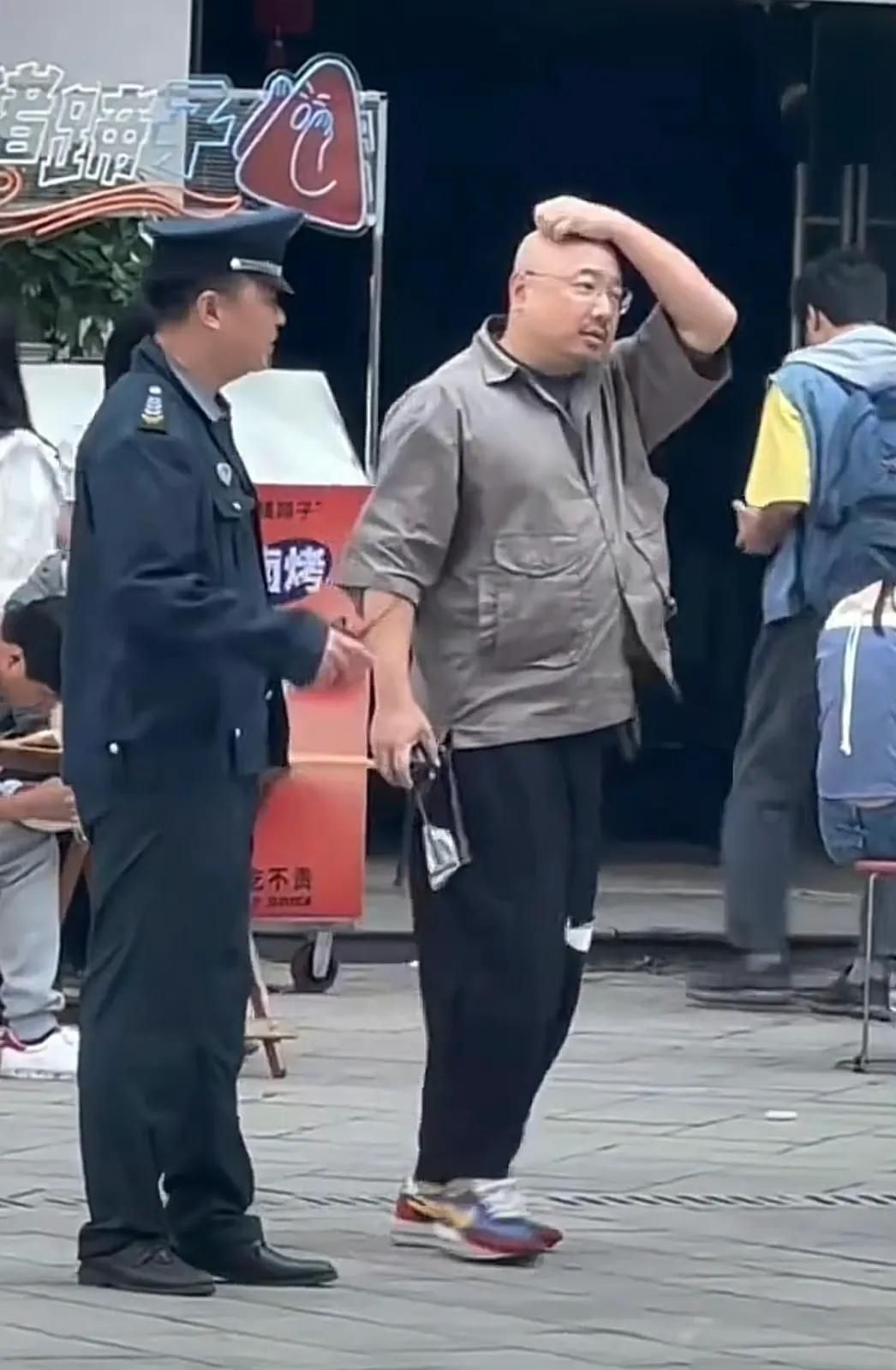 李佳琦 徐峥亮相新片片场，路透镜头下体重一览无余