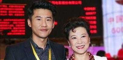 王骁|星二代王骁独闯娱乐圈，做配角15年，今居家照顾伤病母亲？