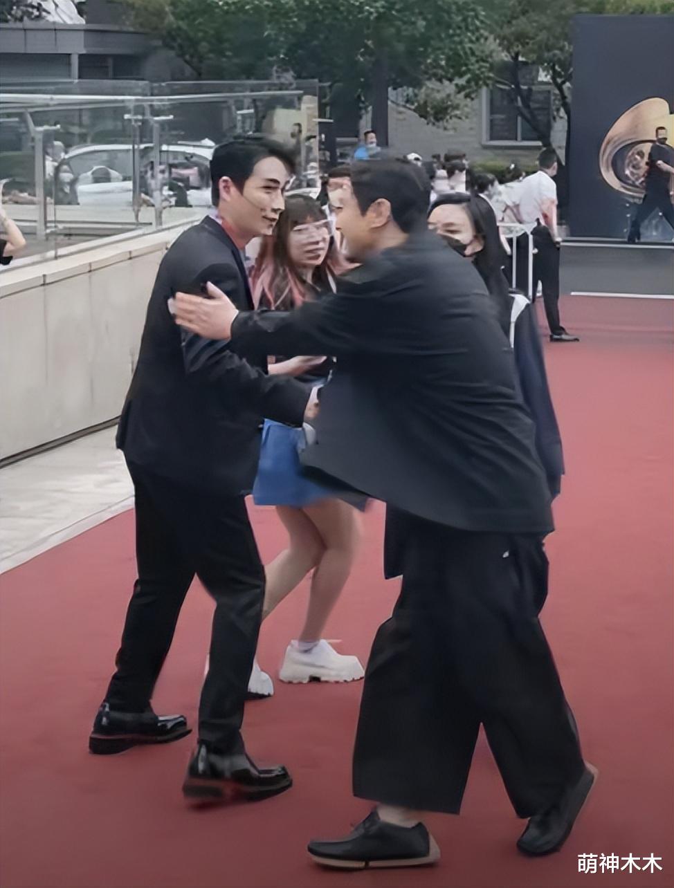 李宇春|微博电影之夜大批明星迟到,红毯被迫推迟,李宇春等人姗姗来迟