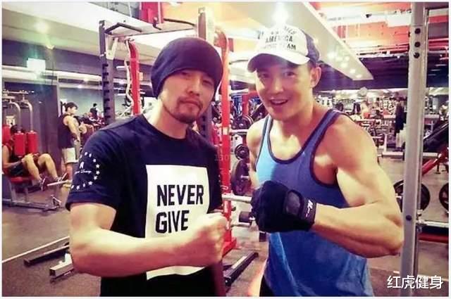 寸头|50岁的刘畊宏身材有多好？因胸肌太大被禁播，靠健身直播火出圈