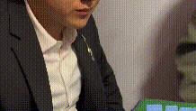 小伙新婚夜叫来朋友陪他打麻将，老婆在旁边睡觉，网友：好尴尬！
