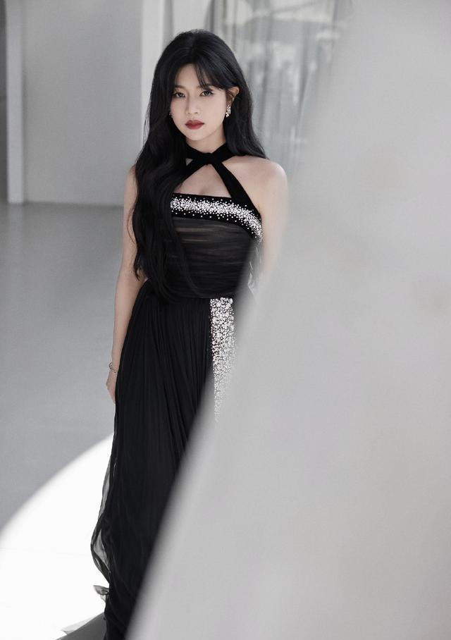 陈妍希|陈妍希穿黑色轻纱银河裙大秀长腿！雪肤玉貌美得让人窒息