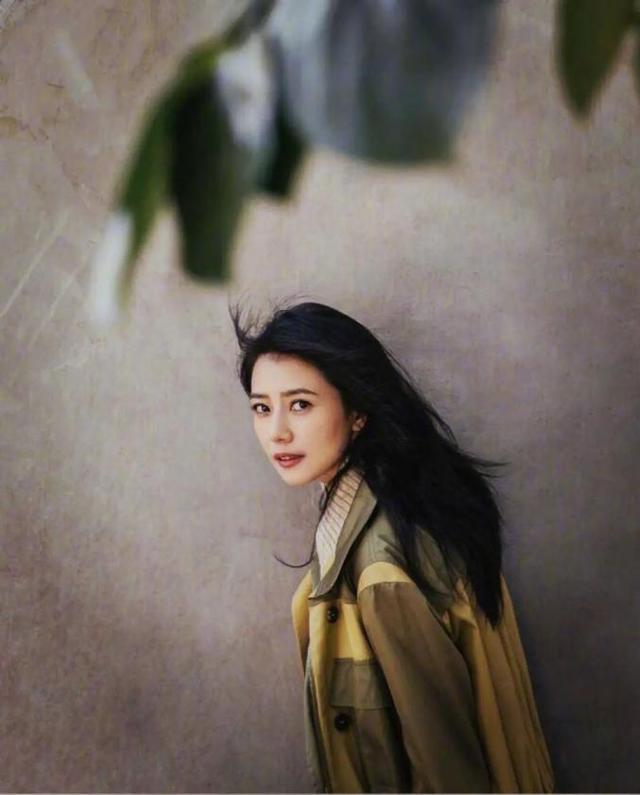 高跟鞋|42岁高圆圆也怕被嫌老！！工作一天在飞机上敷面膜，穿职场装霸气又干练