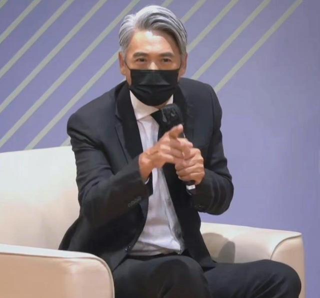 清明节|66岁周润发近状罕见曝光，满头银发好帅气，与粉丝合影接地气