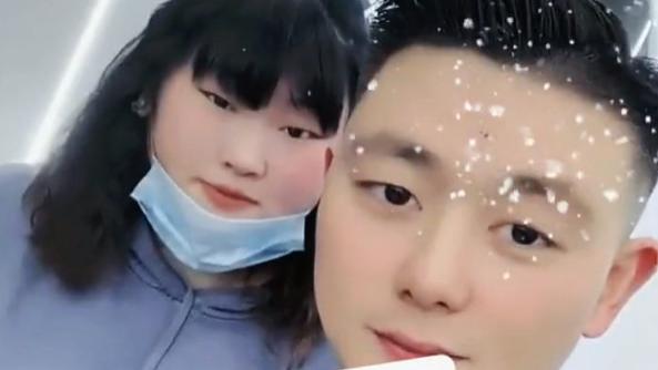 朱之文|大衣哥女儿瘦了，和镇领导儿子谈恋爱，合影尽显夫妻相