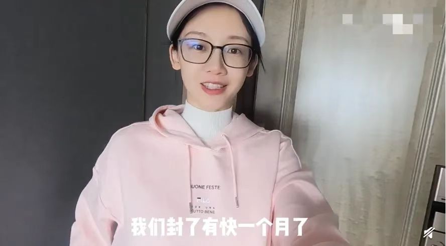 苗苗|郑恺又当爹了!苗苗官宣怀孕挺大肚子开车孕检,素颜胖一圈认不出