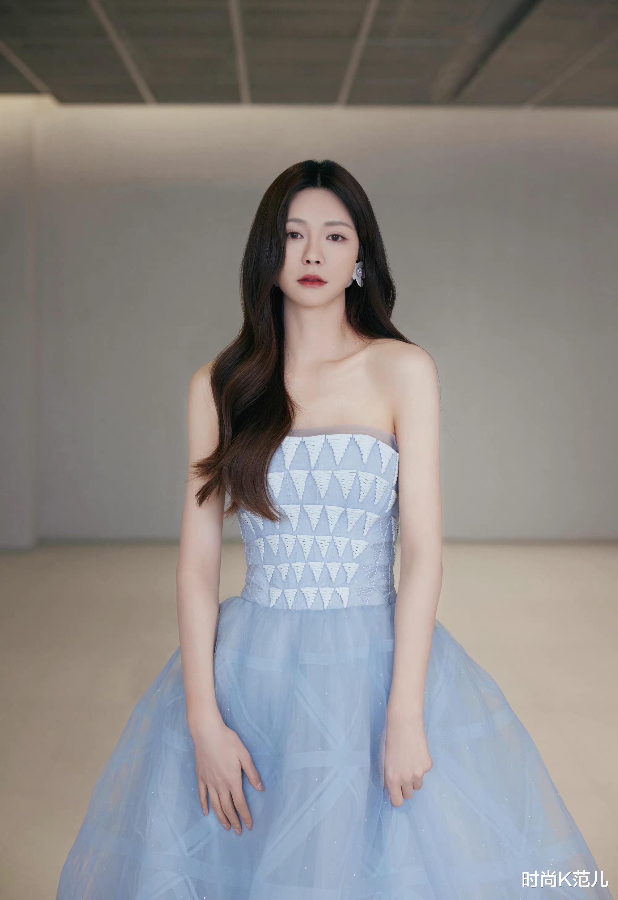 运动 沈梦辰又剪空气刘海了,穿一身牛仔裙录节目,乖巧又甜美!