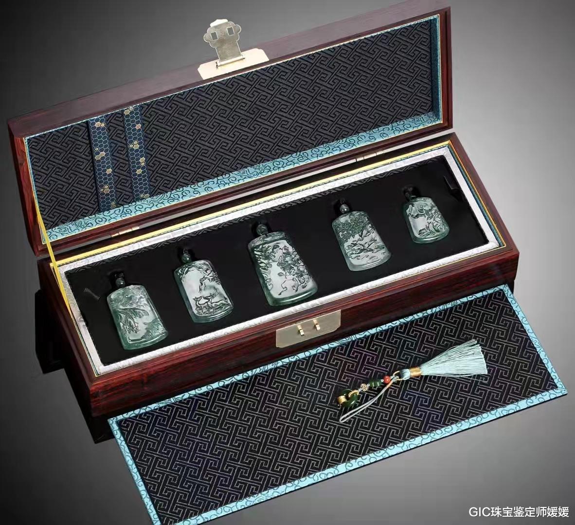 翡翠|沉寂上亿年的翡翠原石，经过一番精细的淬炼，成就玻璃种翡翠作品