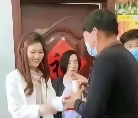 陈萌|陈萌自曝与朱小伟恋爱信息,交往3个月就订婚,俩人是青梅竹马