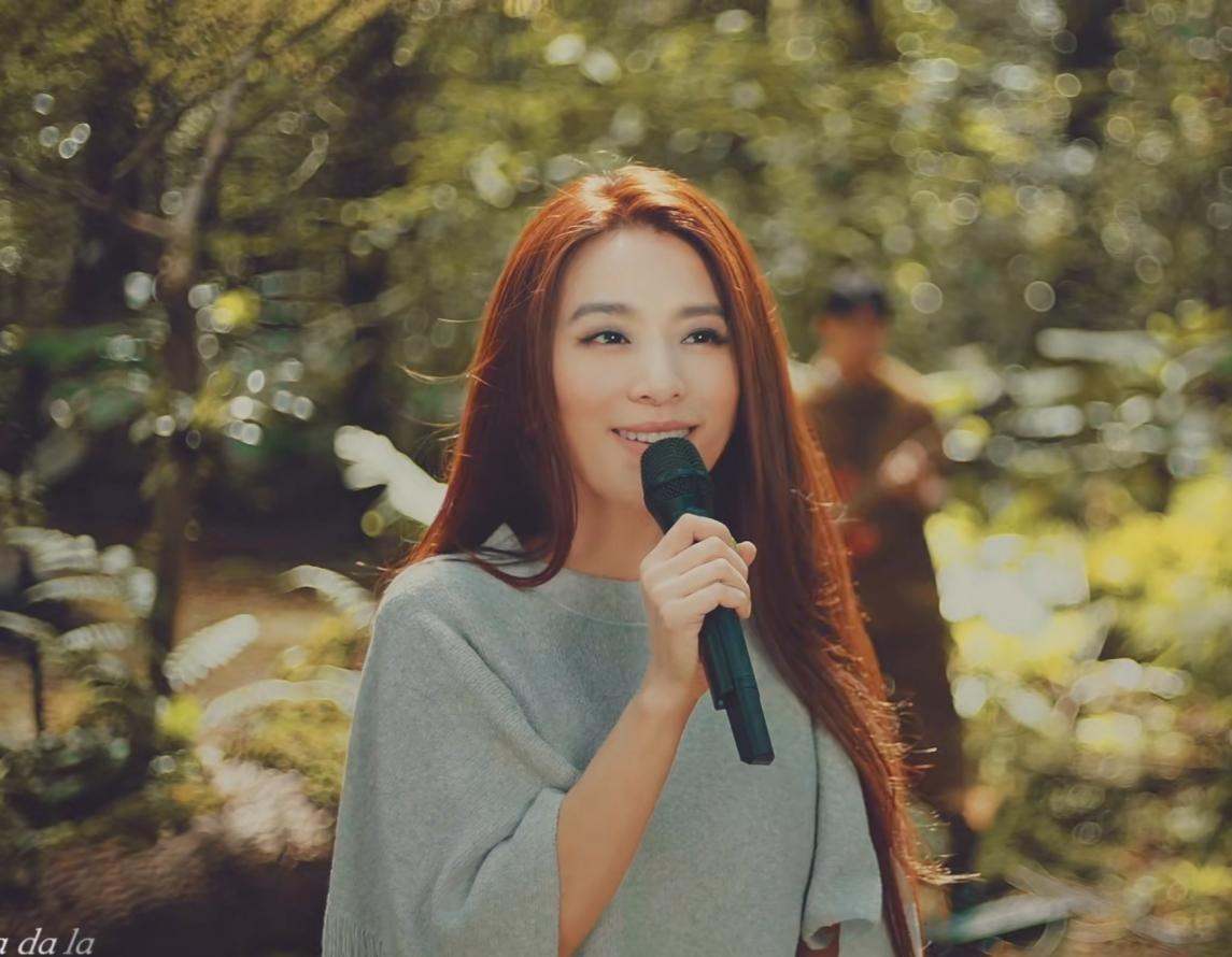 林心如|selina晒照为田馥甄庆生,直呼她为老婆,三人贴脸长相相近