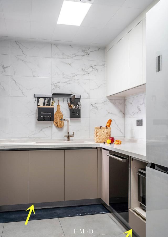 20年老师傅打包票,厨房装吊柜,要往里缩几公分,小细节是加分项