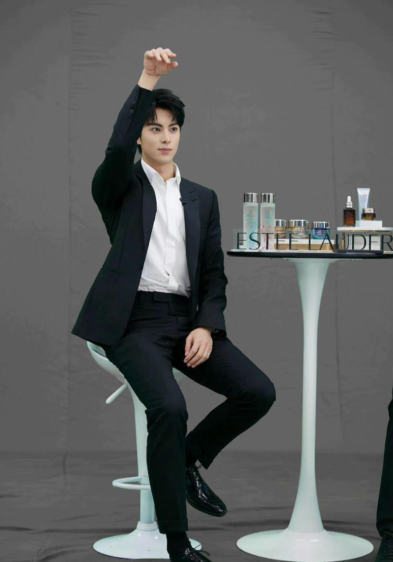 王鹤棣|王鹤棣收偶像亲签笑成表情包!网扒出6年前微博力证是铁粉!