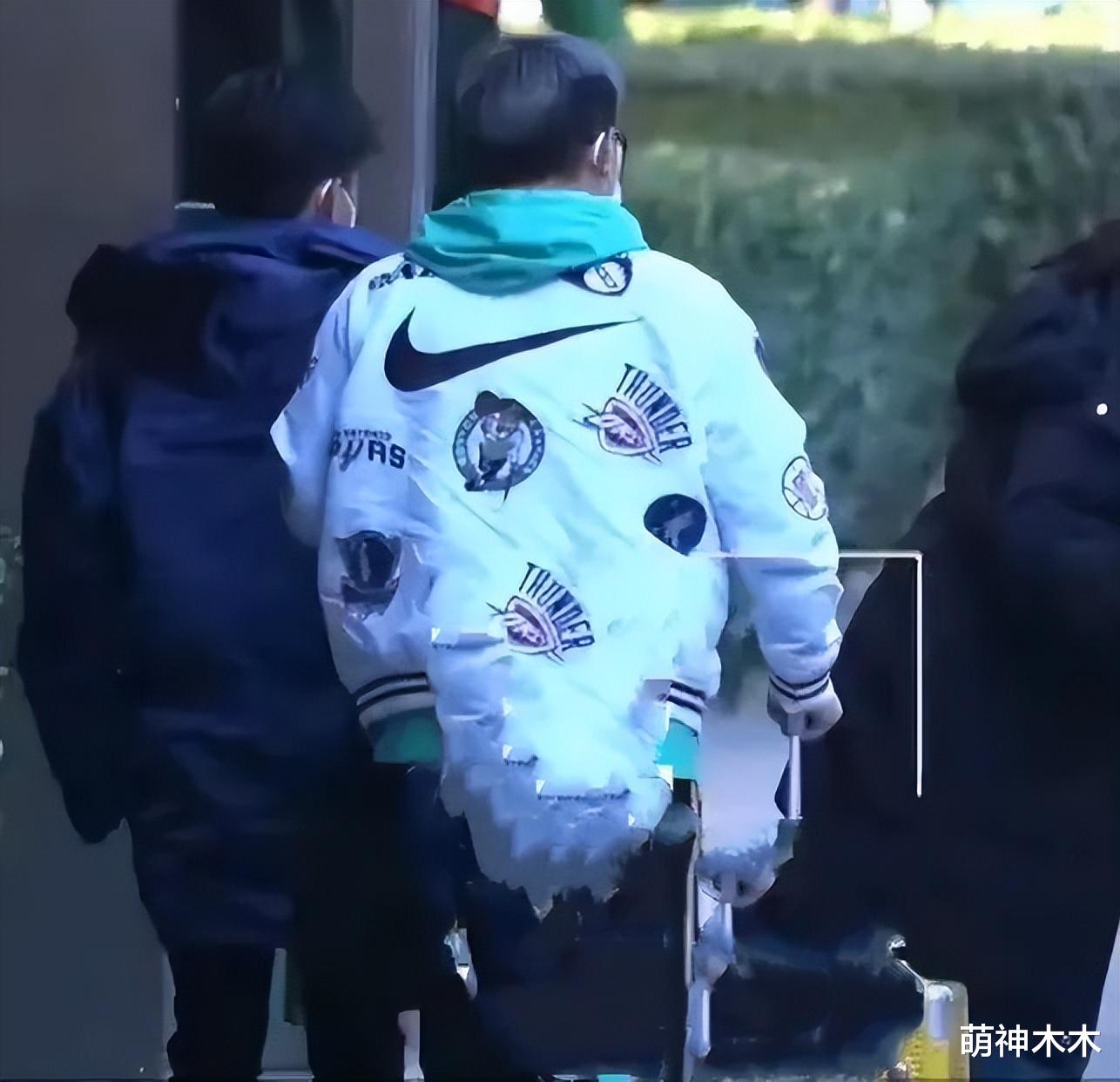 杨紫|春晚最后一场彩排来啦！杨紫丸子头包裹严实，赵丽颖紫色大衣抢眼