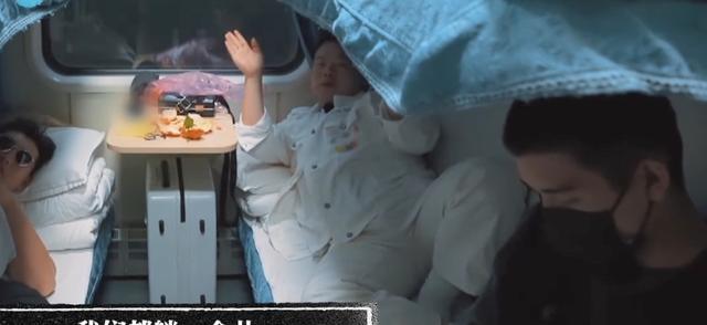 岳云鹏|岳云鹏在综艺里的表现：笑别人身高，说素人工作十年还坐公交
