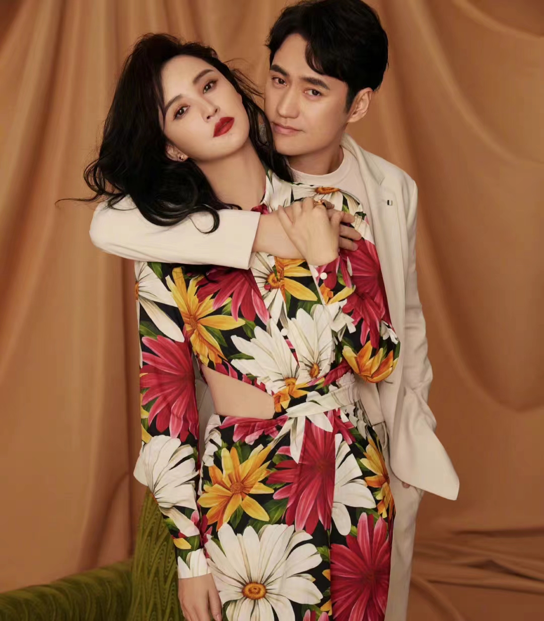 张歆艺|袁弘夫妇现身机场热聊不停感情好，张歆艺瘦回女神范天鹅颈抢镜