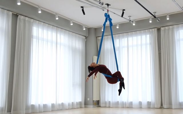 柳岩|41岁柳岩大玩空中瑜伽!空中翻腾动作难度大,穿紧身衣秀完美身材