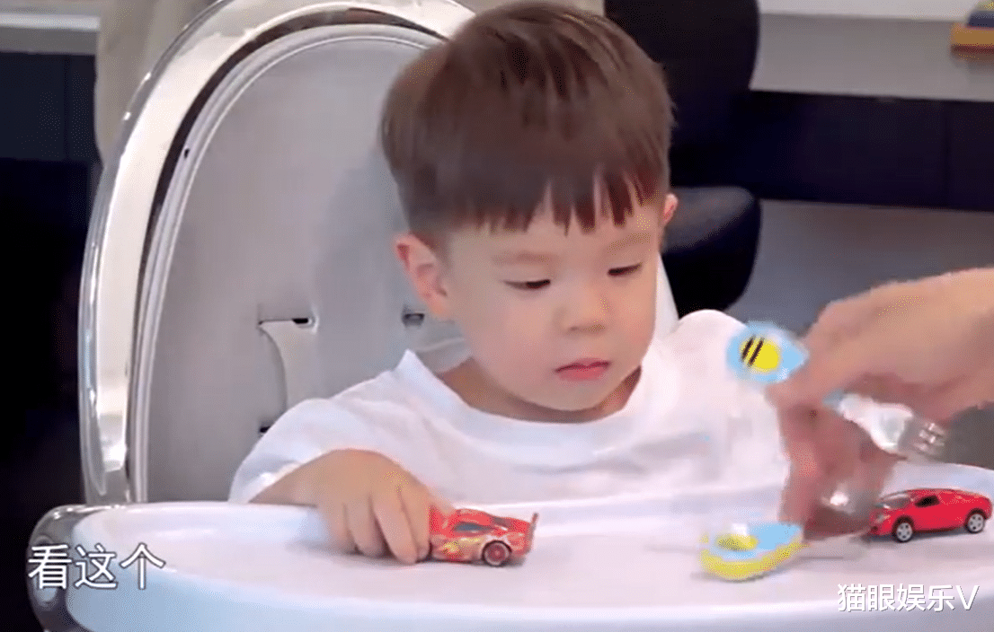 杜江|霍思燕带粉红帽好少女，嗯哼已经长到妈妈肩膀，杜江穿太多变巨人