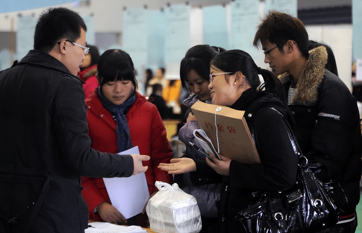 中铁三局文员招聘,要求“身材好”引质疑,官方回应却不被买账