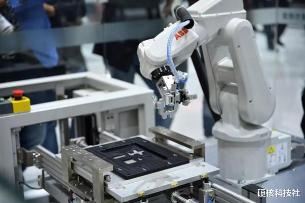 工业机器人|比芯片垄断更严峻，制造业命脉受制于人，国产机器人开始突围