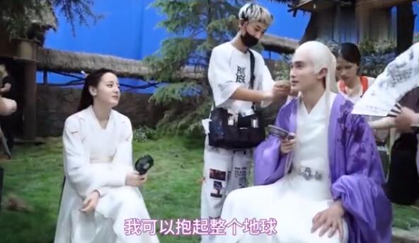 迪丽热巴|“弱鸡”男主迁就不得，女主都抱不动，还有什么脸演偶像剧