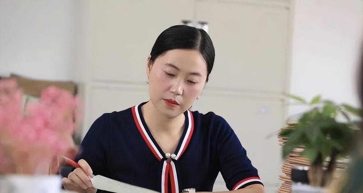 |当老师前VS当老师后,颜值差距堪称换头,逐渐变得让人信任的样子