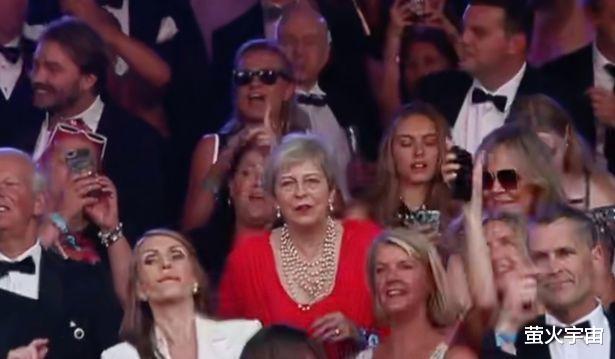 同为英国首相境况大不同：约翰逊被“逼宫”辞职，梅姨在音乐节开心起舞