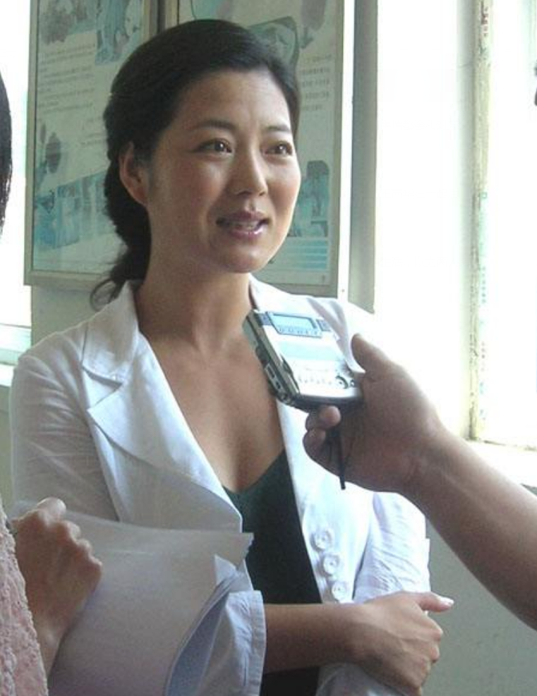 王茜华|王茜华：为拍戏流产、打美容针，41岁二婚嫁导演，43岁做高龄产妇