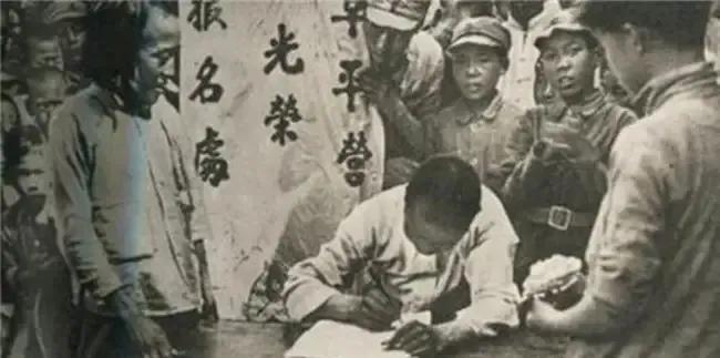 农妇生病求医,医生惊得报警,掏出证后民警向她敬礼