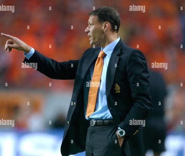莱万|米兰10号四夺欧冠却无缘德国世界杯，打脸巴斯滕退出荷兰队大名单