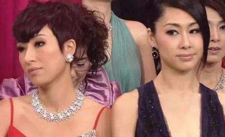 TVB|41岁胡定欣被曝黑脸!疑因不满TVB颁奖礼陪跑,跷二郎腿很不爽!