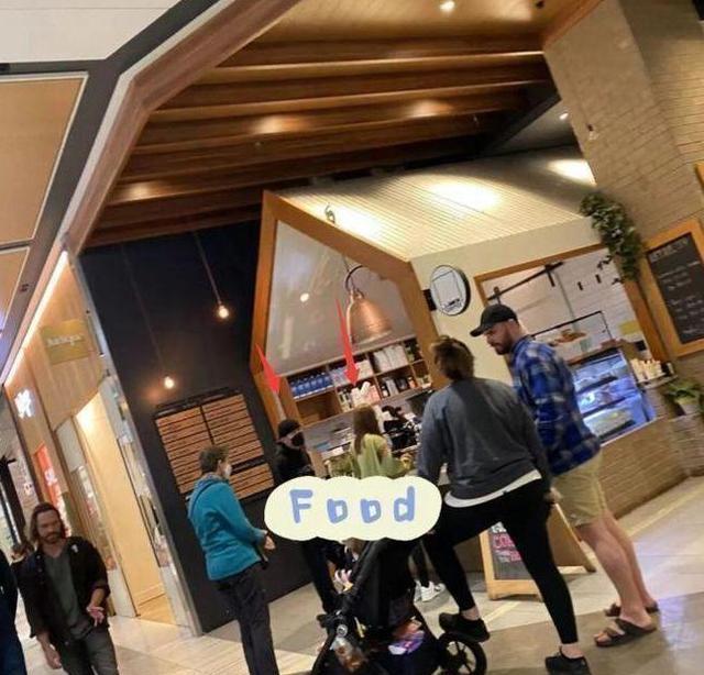 周杰伦|周杰伦助理惹争议，商场强行检查路人手机，态度嚣张惹怒网友