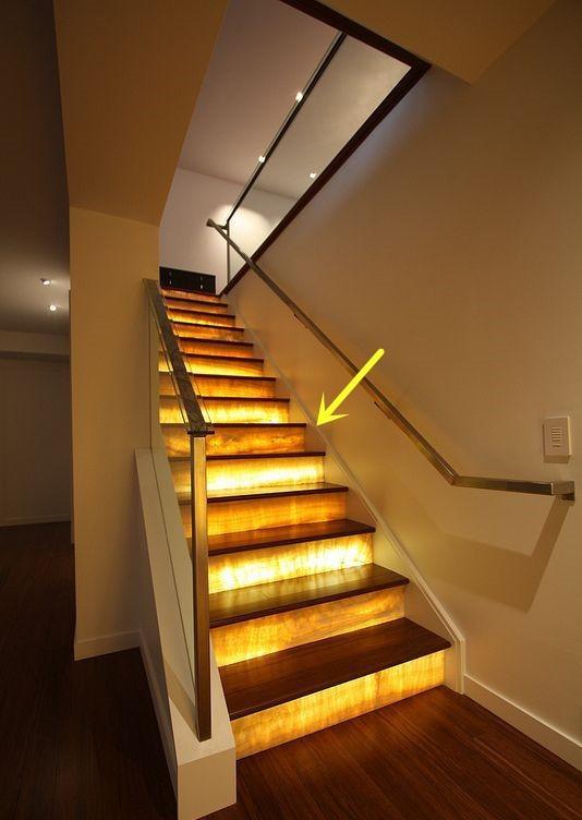 别墅楼梯不现浇,透光石材嵌在墙体悬空做踏板,一步一发光,漂亮