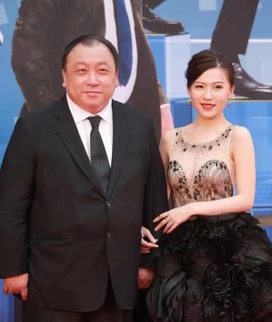 王晶|王晶女儿身材娇小却有料,父女罕见走红毯,她穿公主裙却太风尘气