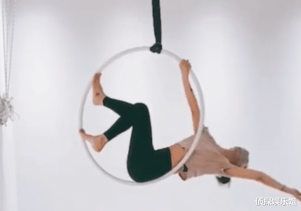 林心如|46岁林心如挑战吊环瑜伽,着露脐装扎丸子头,细腰盈盈状态逆生长