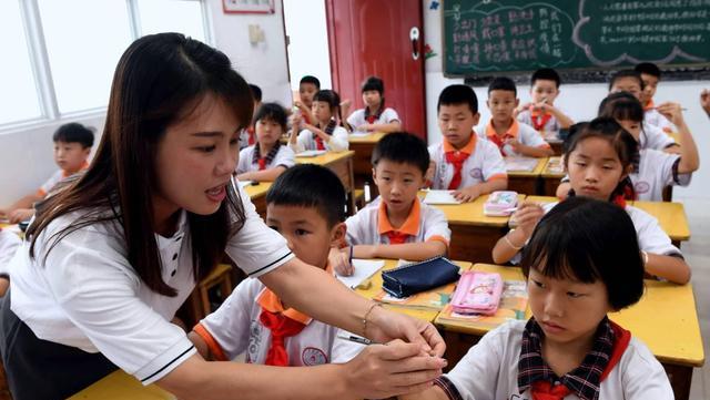 连衣裙|教师群体迎来“大动作”,职称和薪资或有变化,教师表示喜忧参半