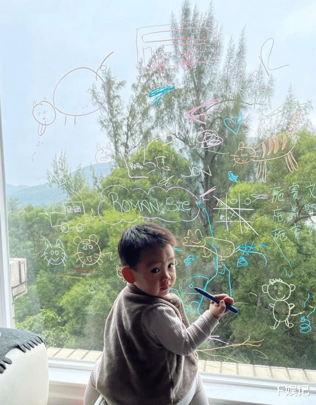 梁靖琪|前TVB小花梁靖琪挺大孕肚与老公儿子去郊游喂动物