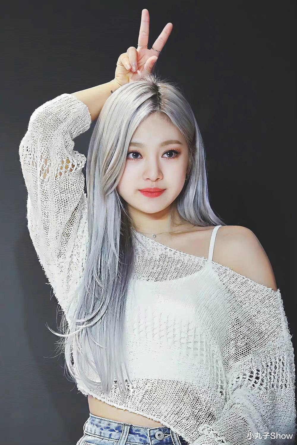 新发色美炸了！宁艺卓白色针织衫搭配短裤秀蛮腰，大长腿过于惹眼